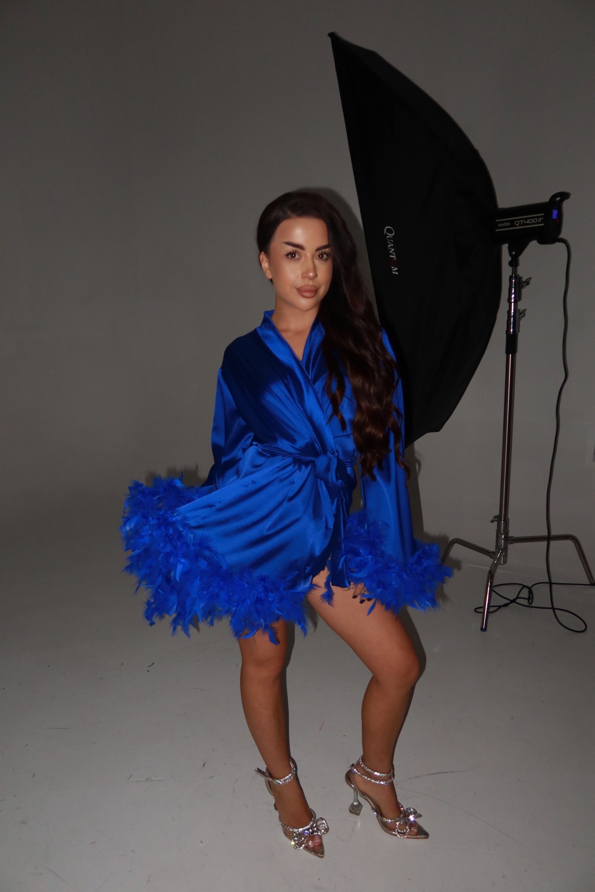 ШОВКОВИЙ ХАЛАТ МІНІ З ДАБЛ ПІРʼЯМ ЕЛЕКТРИК