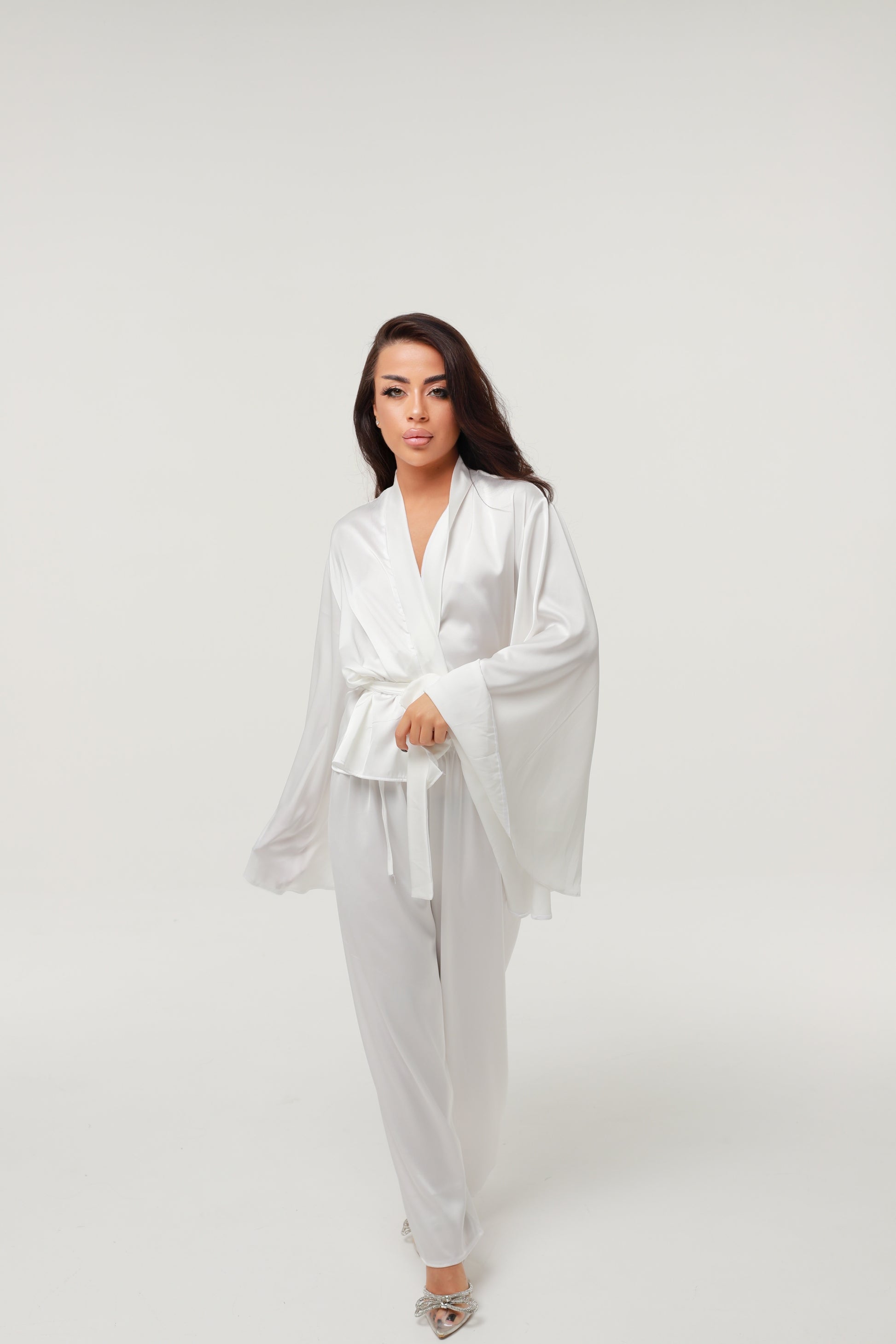 ШОВКОВИЙ КОСТЮМ З ШИРОКИМ РУКАВОМ БІЛИЙ