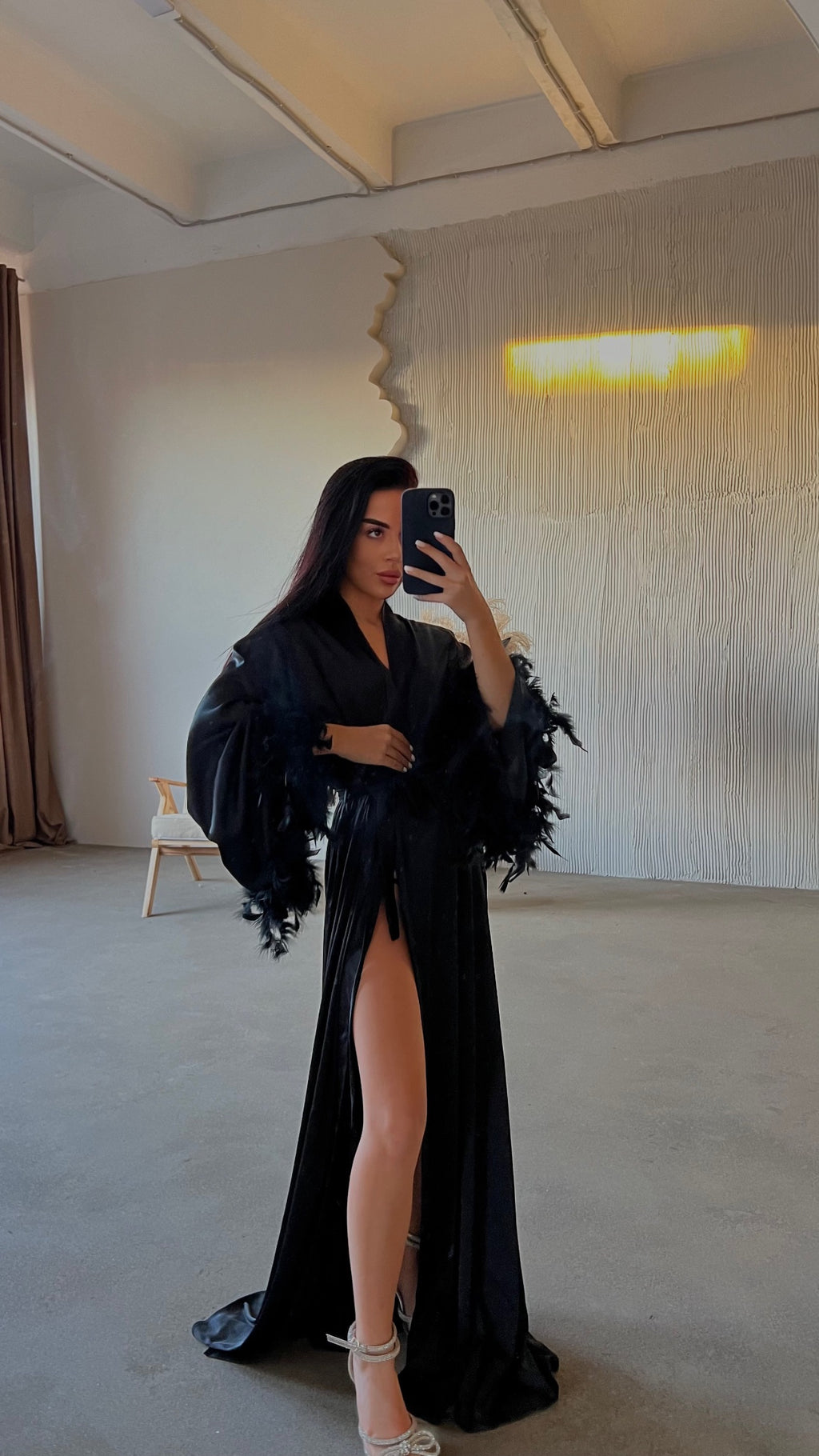 ХАЛАТ З ПІРʼЯМ ТА ЗІ ШЛЕЙФОМ ЧОРНИЙ