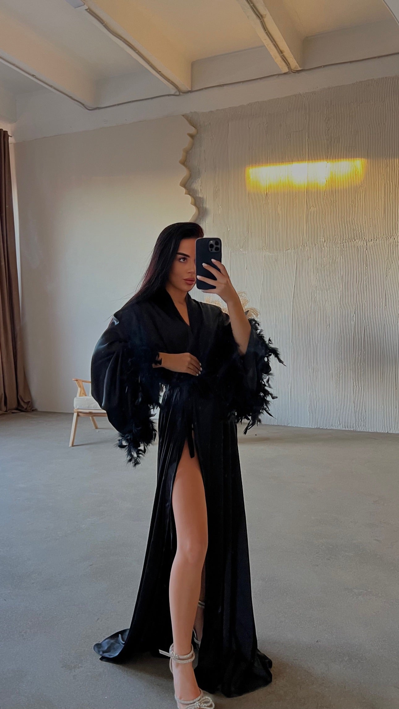 ХАЛАТ З ПІРʼЯМ ТА ЗІ ШЛЕЙФОМ ЧОРНИЙ