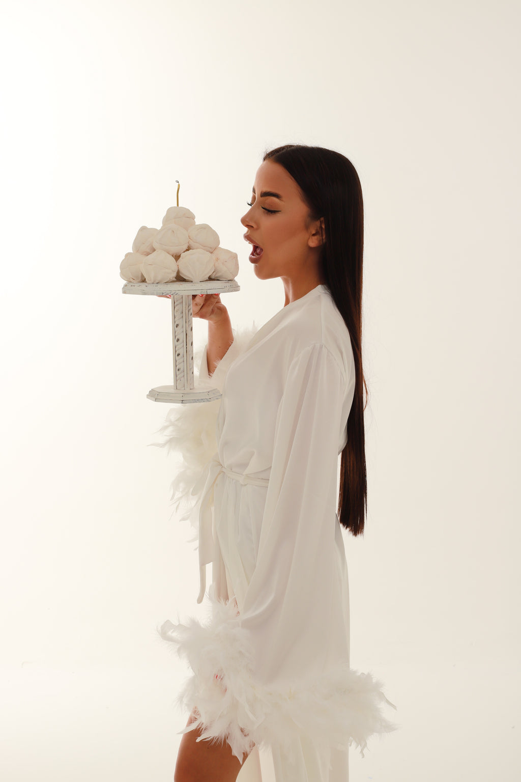 ХАЛАТ З ПІРʼЯМ ТА ЗІ ШЛЕЙФОМ БІЛИЙ