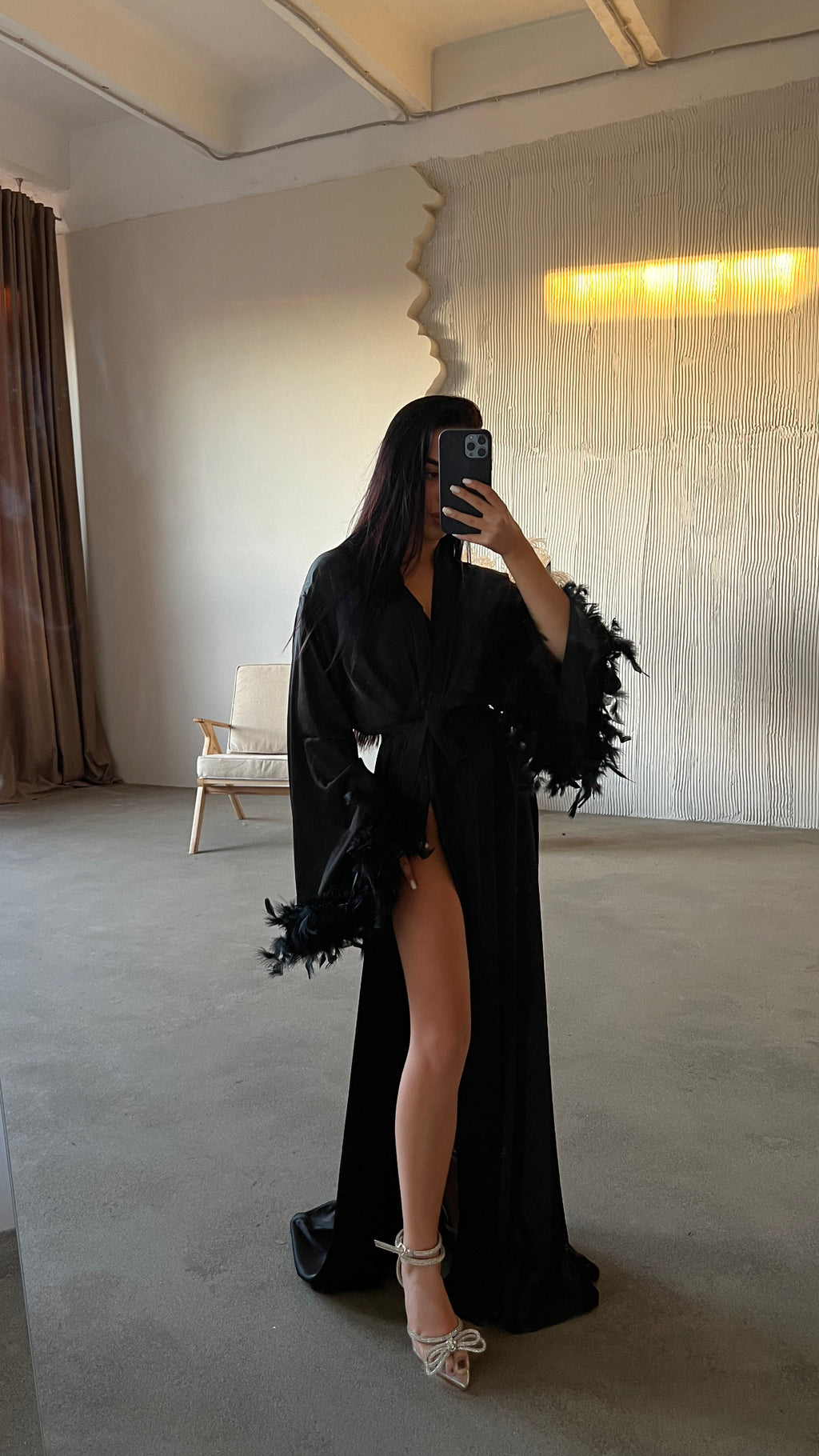 ХАЛАТ З ПІРʼЯМ ТА ЗІ ШЛЕЙФОМ ЧОРНИЙ