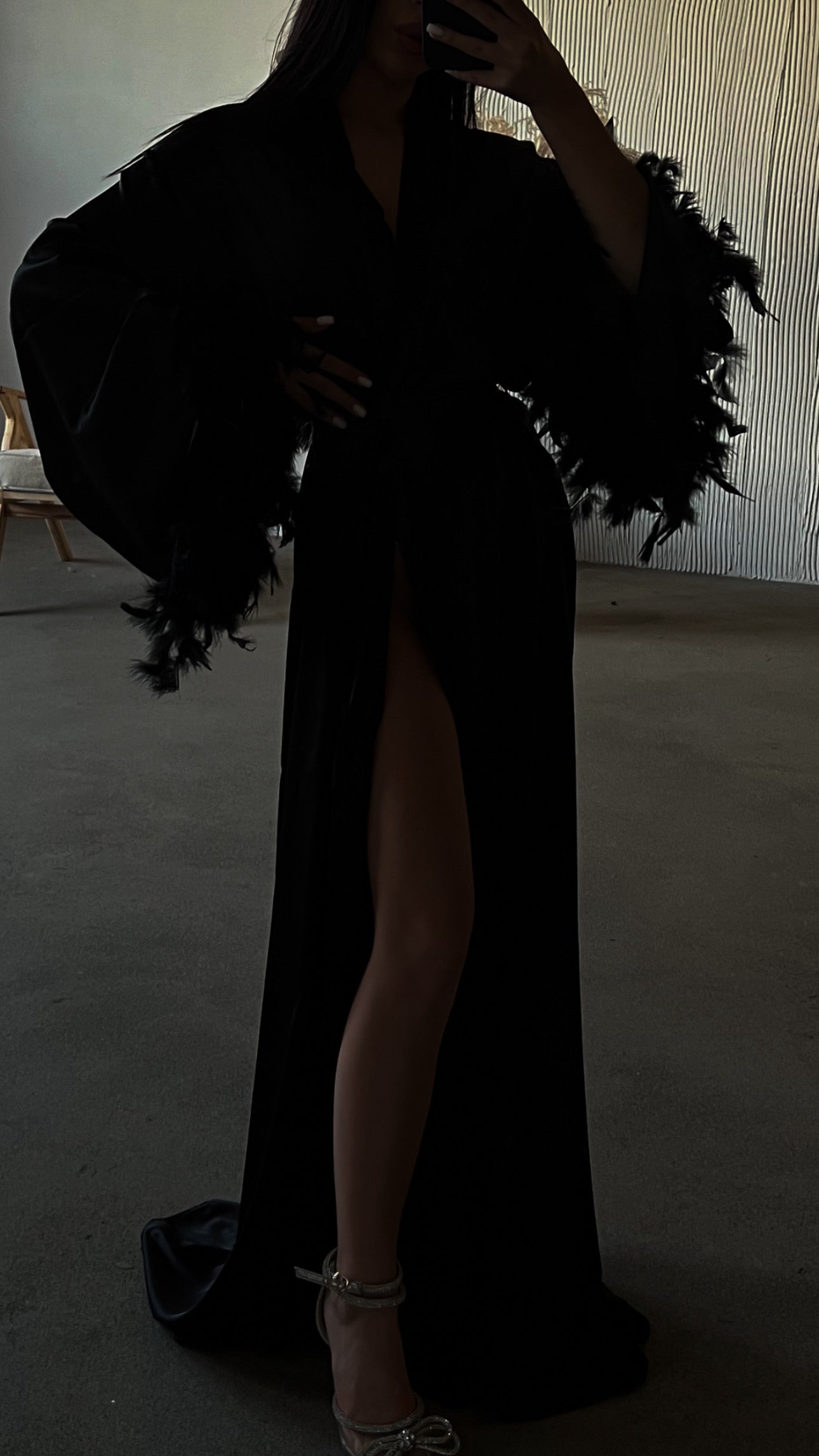 ХАЛАТ З ПІРʼЯМ ТА ЗІ ШЛЕЙФОМ ЧОРНИЙ