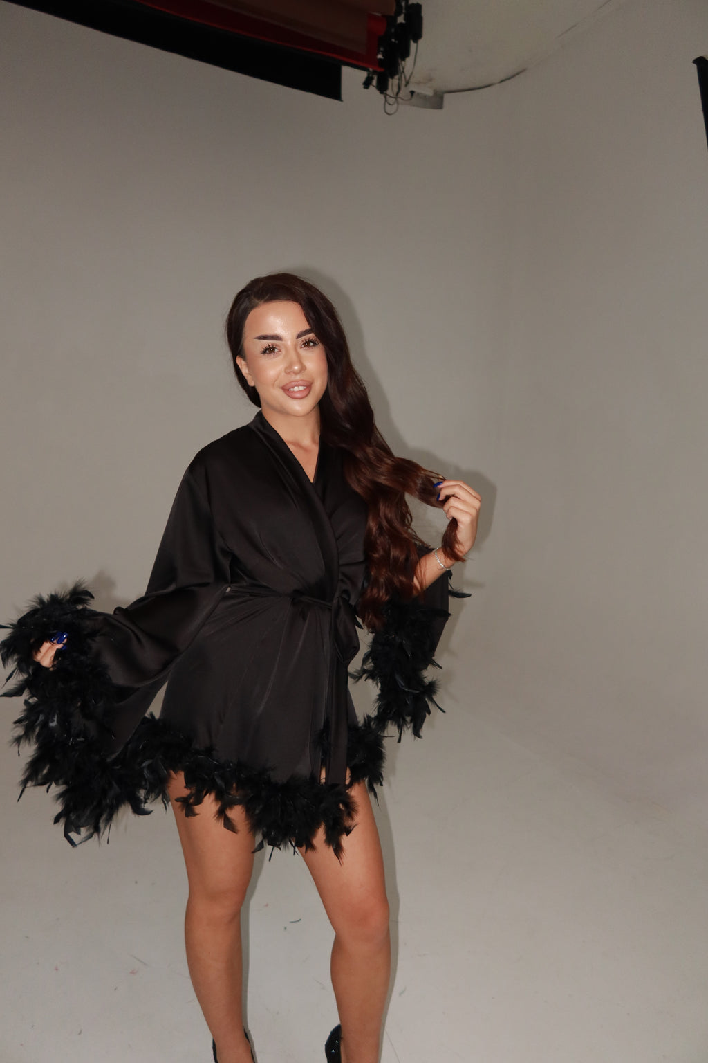 ШОВКОВИЙ ХАЛАТ МІНІ З ДАБЛ ПІРʼЯМ ЧОРНИЙ