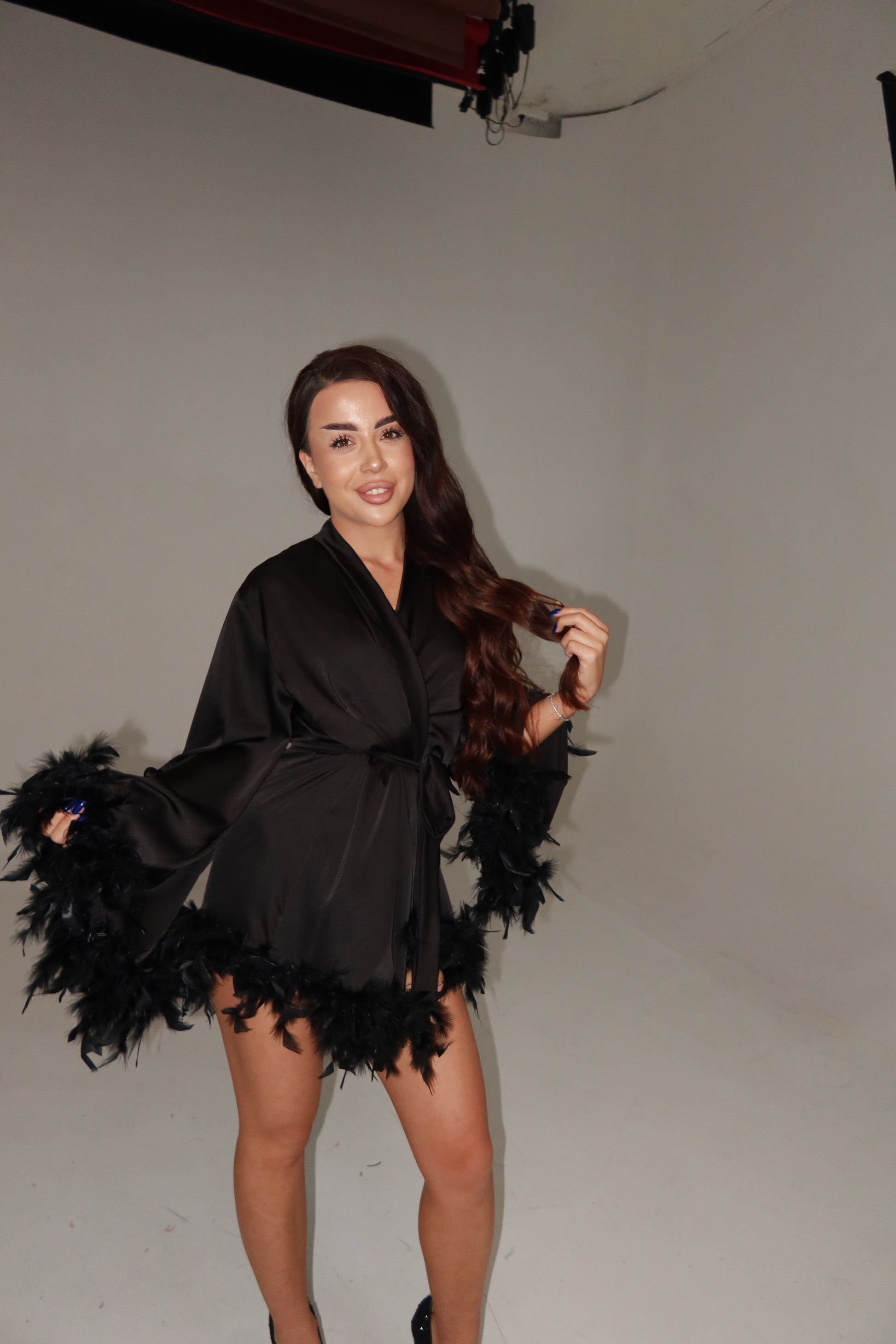 ШОВКОВИЙ ХАЛАТ МІНІ З ДАБЛ ПІРʼЯМ ЧОРНИЙ