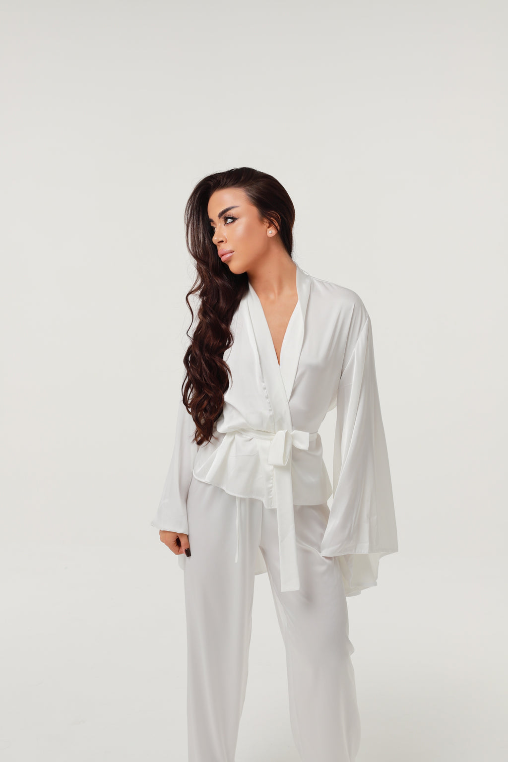 ШОВКОВИЙ КОСТЮМ З ШИРОКИМ РУКАВОМ БІЛИЙ