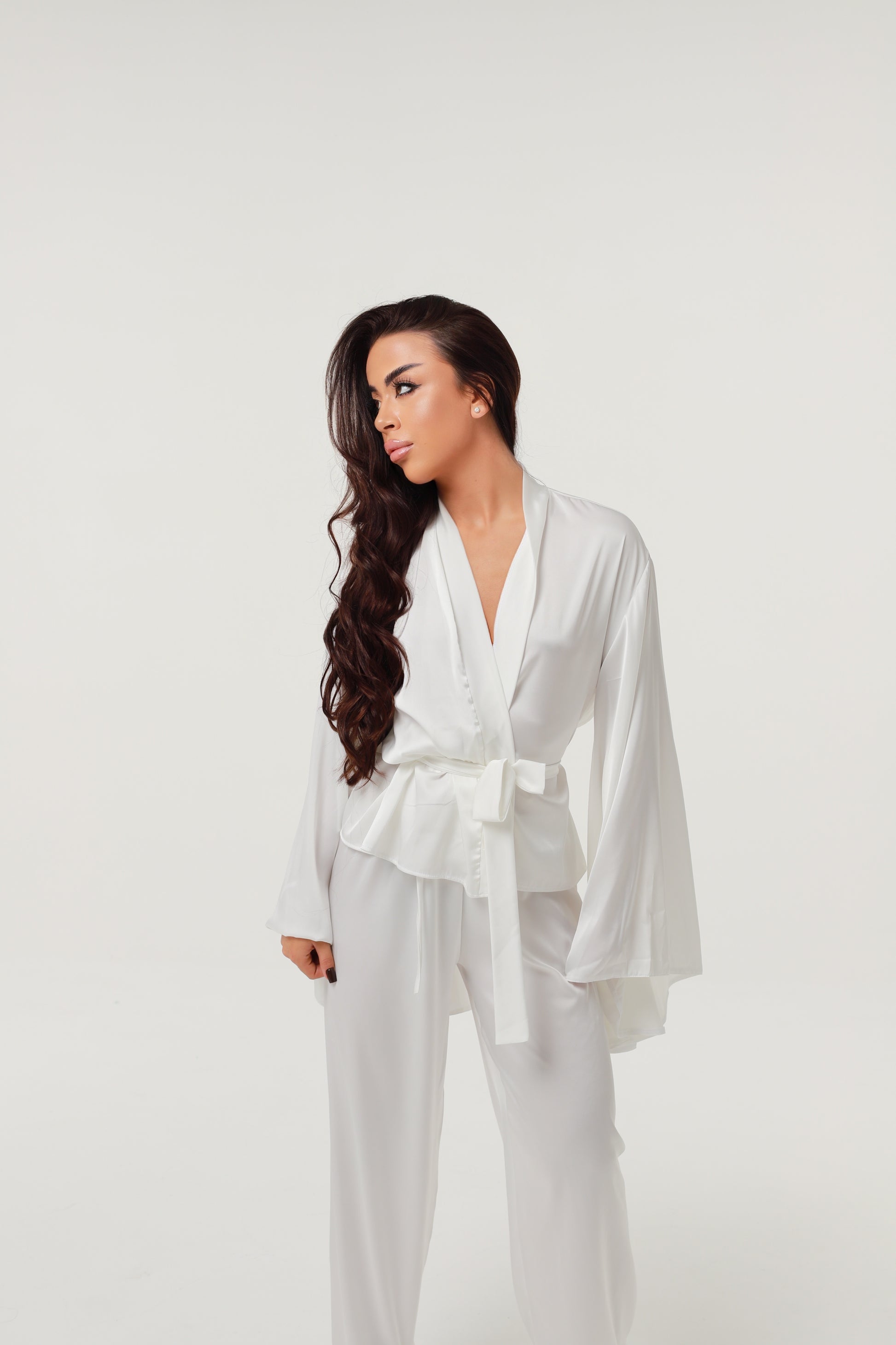 ШОВКОВИЙ КОСТЮМ З ШИРОКИМ РУКАВОМ БІЛИЙ