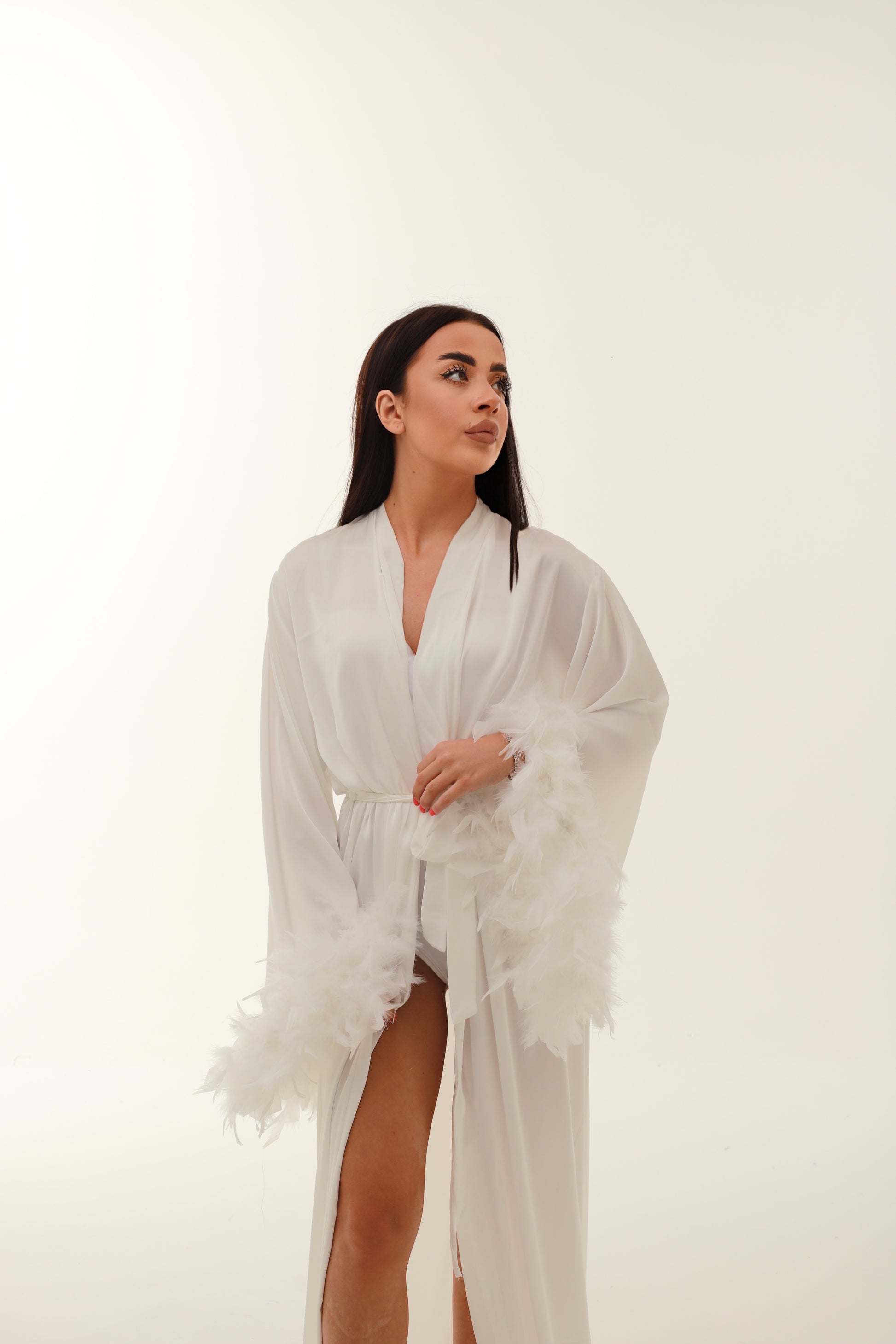 ХАЛАТ З ПІРʼЯМ ТА ЗІ ШЛЕЙФОМ БІЛИЙ