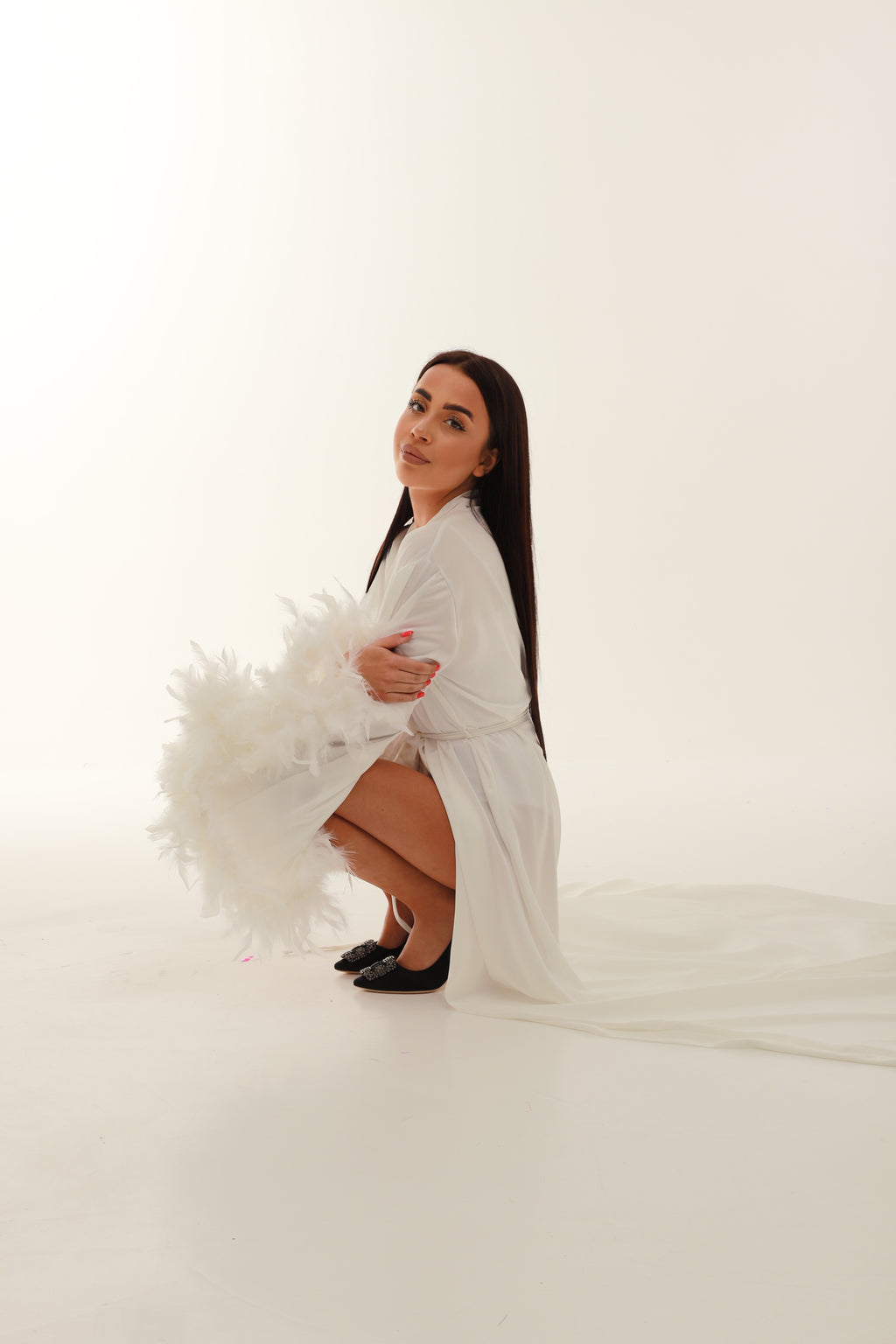 ХАЛАТ З ПІРʼЯМ ТА ЗІ ШЛЕЙФОМ БІЛИЙ