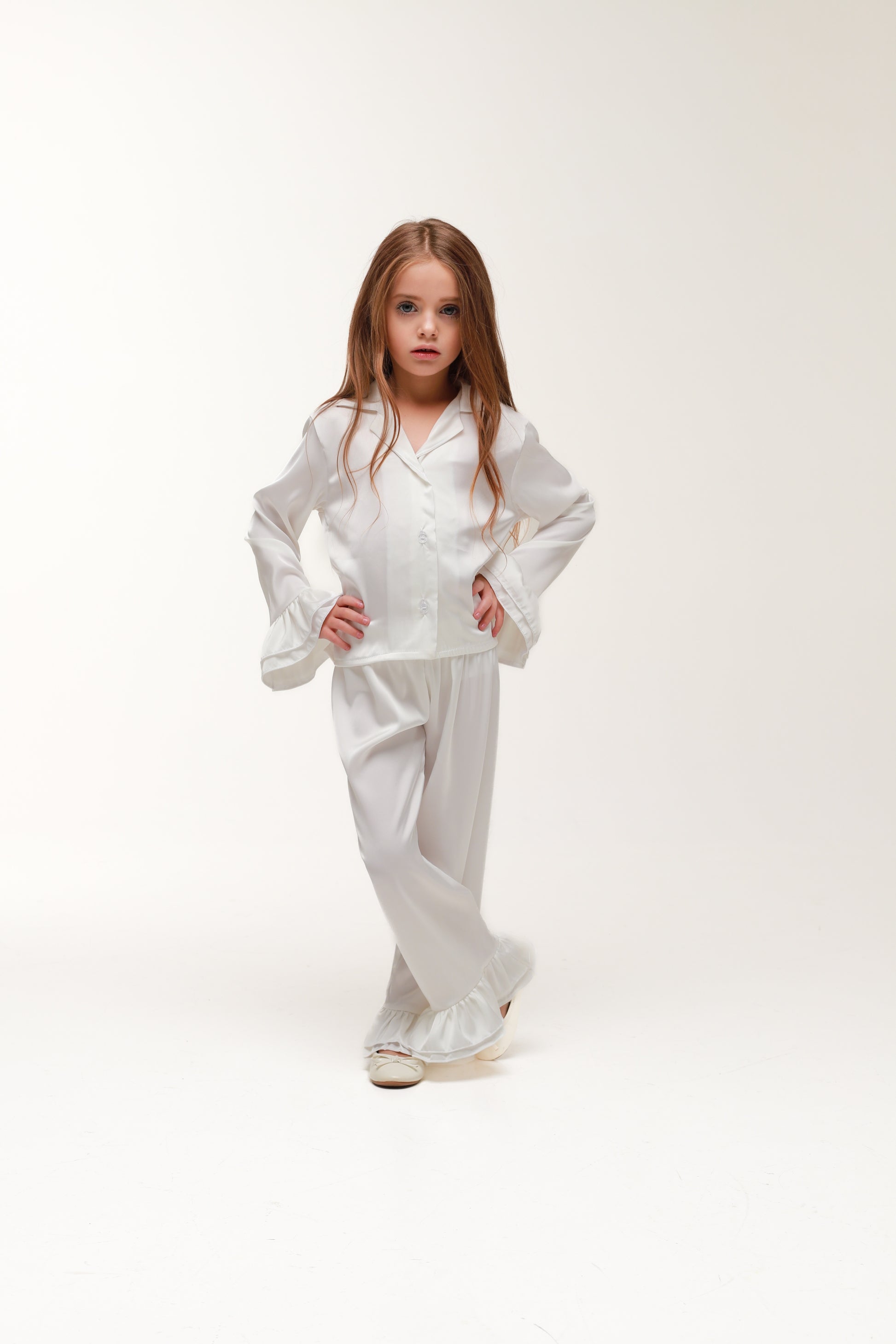 ДИТЯЧА ПІЖАМА З РЮШАМИ БІЛА