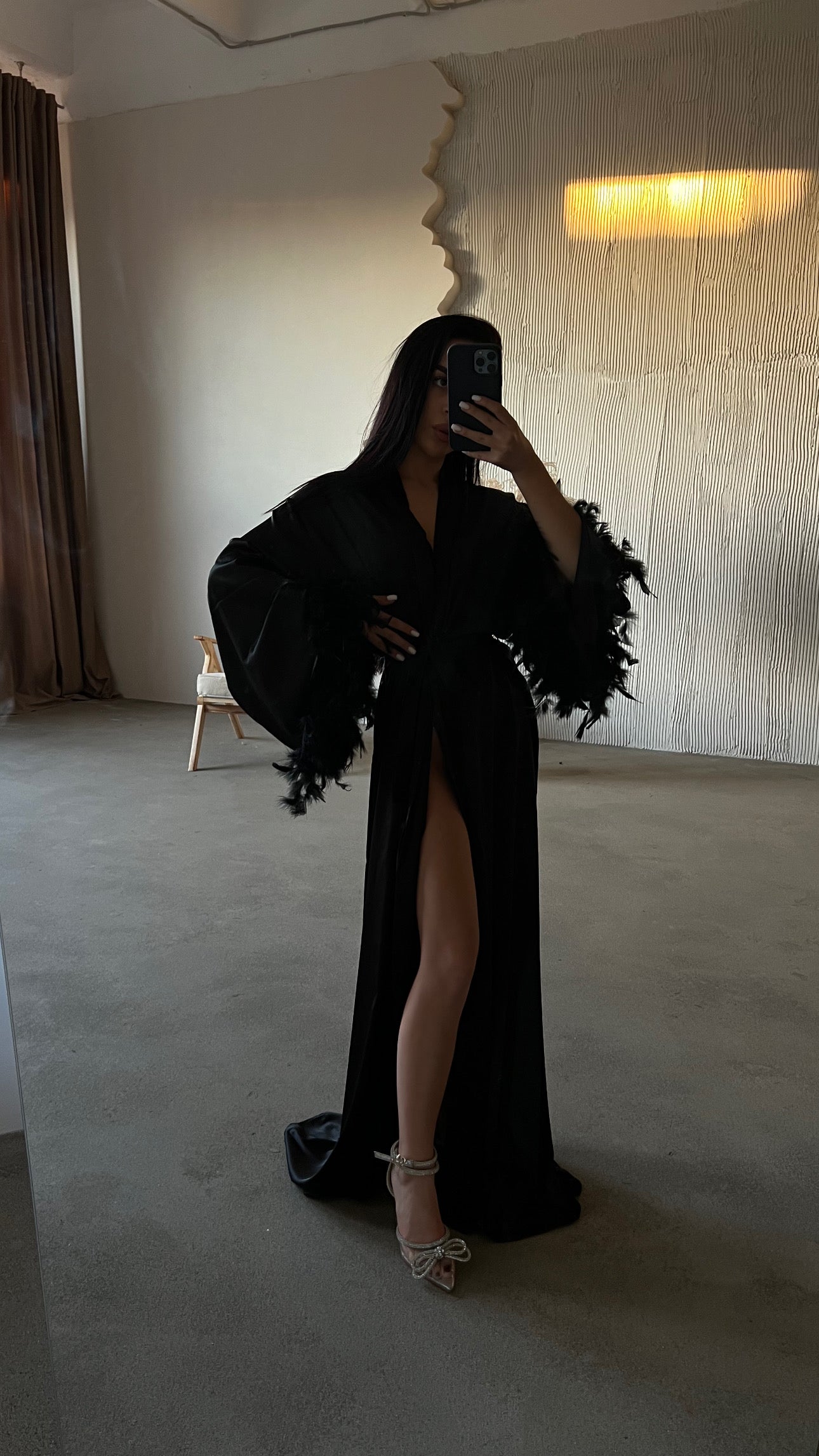 ХАЛАТ З ПІРʼЯМ ТА ЗІ ШЛЕЙФОМ ЧОРНИЙ