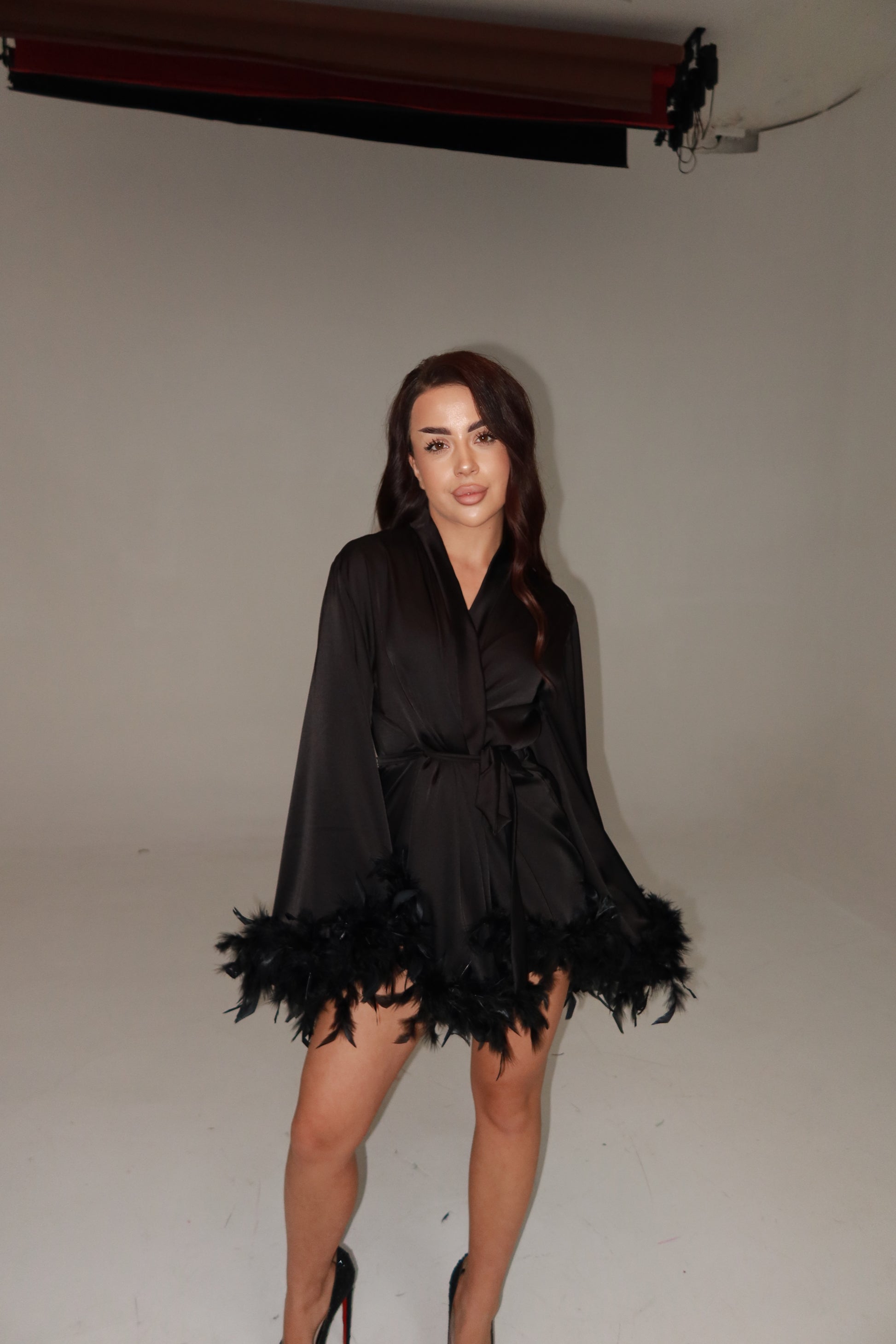 ШОВКОВИЙ ХАЛАТ МІНІ З ДАБЛ ПІРʼЯМ ЧОРНИЙ