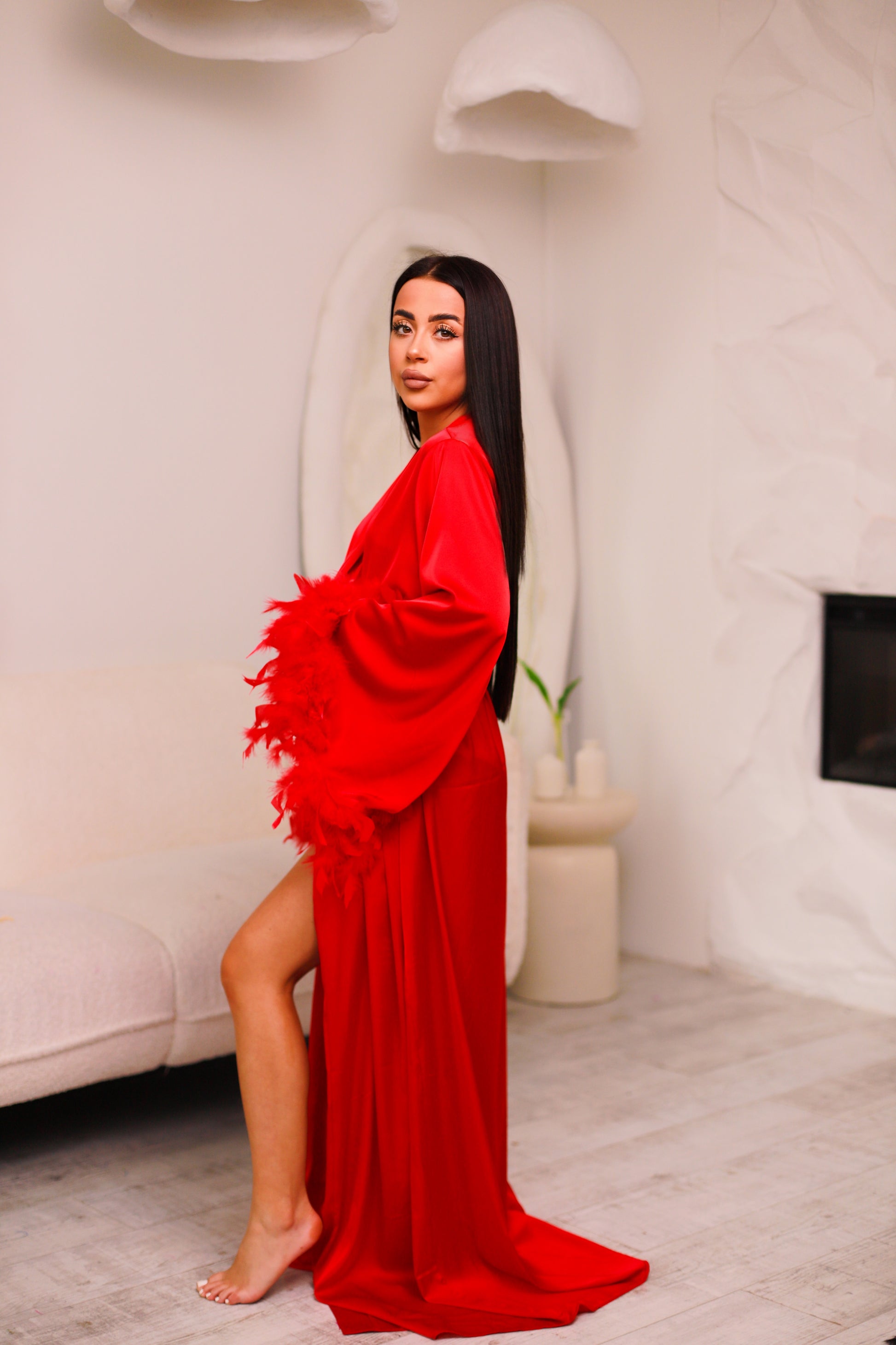 ХАЛАТ З ПІРʼЯМ ТА ЗІ ШЛЕЙФОМ ЧЕРВОНИЙ