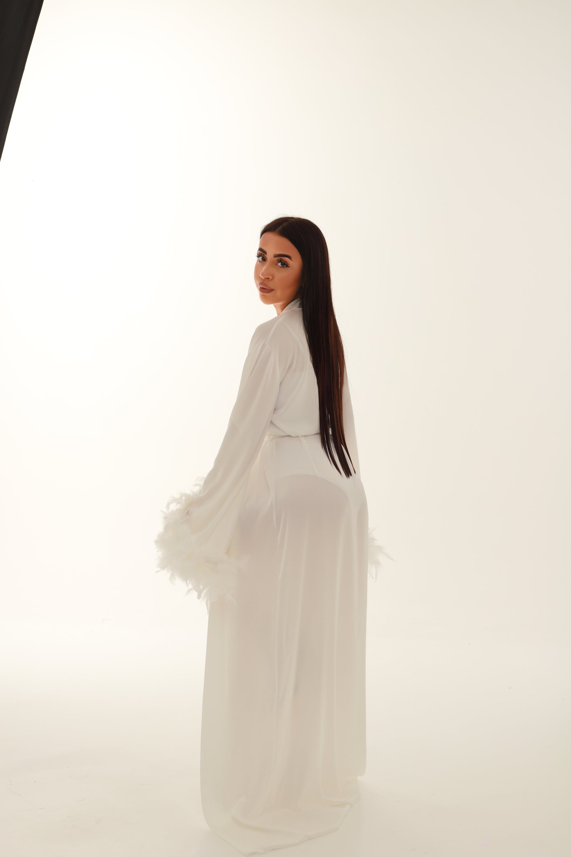 ХАЛАТ З ПІРʼЯМ ТА ЗІ ШЛЕЙФОМ БІЛИЙ